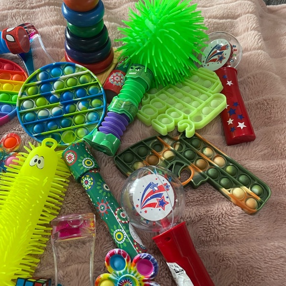 LOT OF FIDGET/STRESS/SENSORY MISC TOYS - Picture 7 of 9